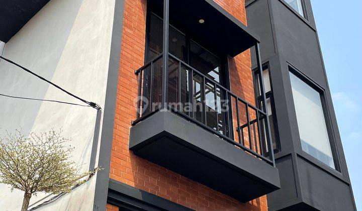 Rumah Modern Industrial 3 Lantai Bagus di Pasar Minggu    1