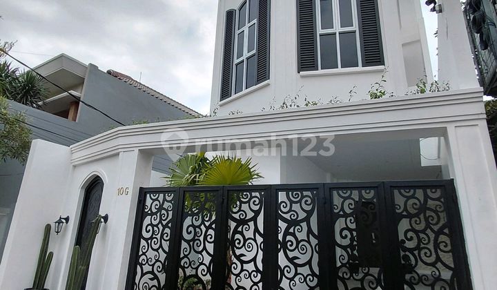 Turun Hahrga Rumah Bagus Bergaya Classic di Kemang SHM
