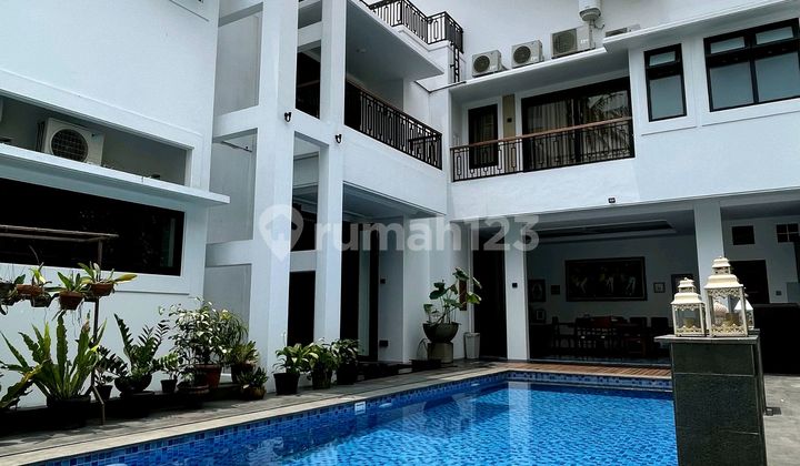 Nice 3-Story House Private Elevator One Step to Kemang Raya