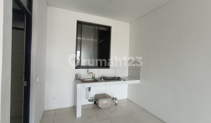 Two-Story Shop House, Busy Location in Kota Baru Parahyangan. 2