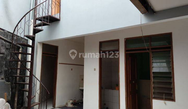 Rumah 5 kamar siap huni di Sayap gatot subroto 2