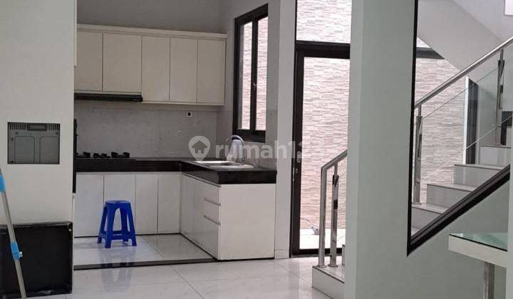 Rumah 2 lantai dengan rooftop siap huni di Sayap sudirman 2