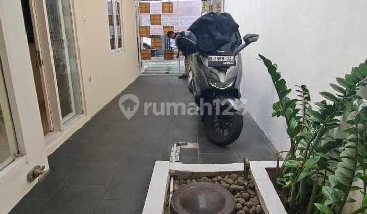 Comfortable Ready-to-Occupy House in the Center of Bandung City Near the Square Comfortable Ready-to-Occupy House in the Center of Bandung City Near the Square