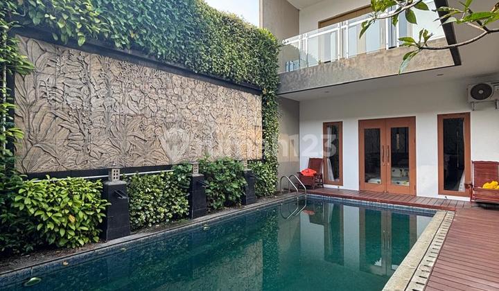 Rumah Lux dengan Kolam Renang di Jl. Moh. Ramdhan Rumah Lux dengan Kolam Renang di Jl. Moh. Ramdhan