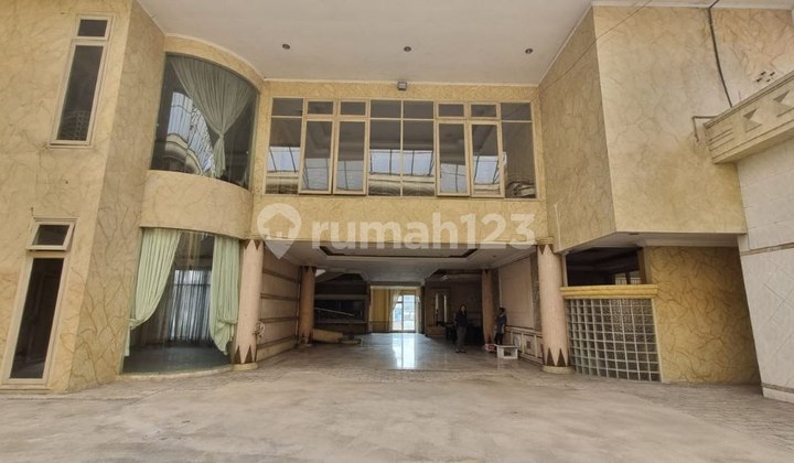 Former Factory There is a House with a Swimming Pool on Mainroad Holis