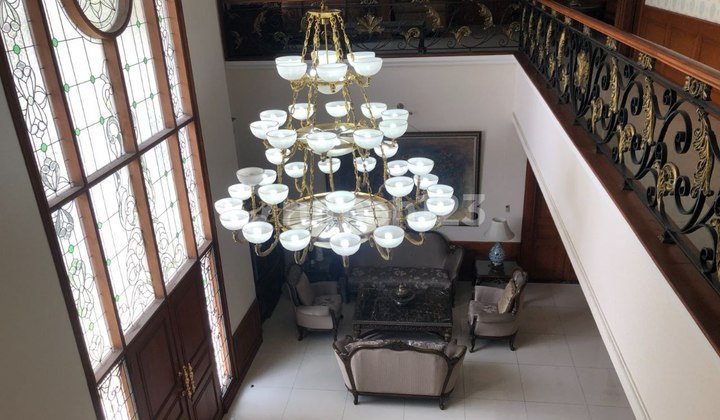 Rumah Classic Mewah Lengkap Dengan Pool Siap Huni Di Batununggal