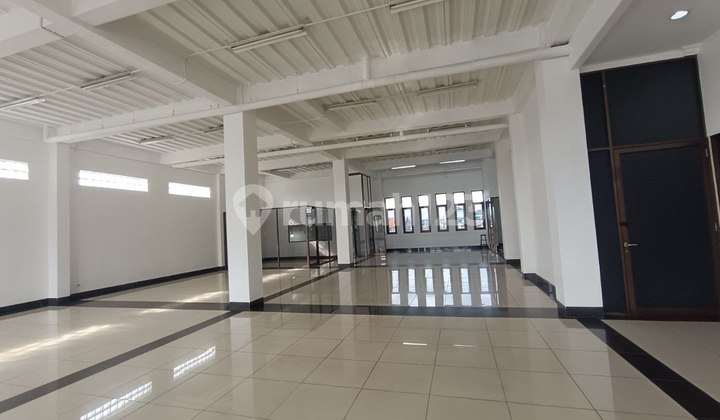 3-Story Building Commercial Space on Main Road, Soekarno Hatta