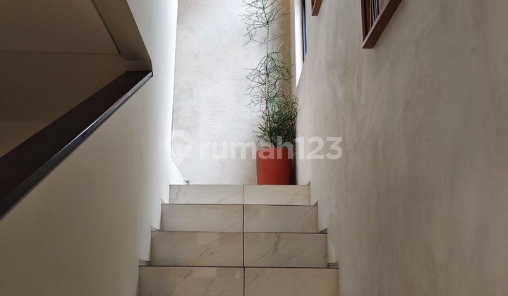 Rumah Dengan Kolam Renang Siap Huni Di Kbp 2