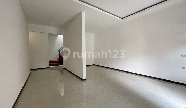 Rumah /kantor Tengah Kota Siap Huni Di Turangga