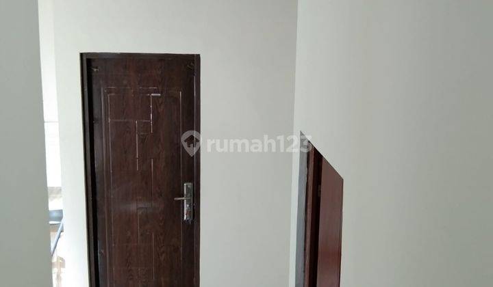 Rumah 2 Lantai Baru Dengan 3 Kamar Tidur Dekat Jalur Angkutan Umum 2