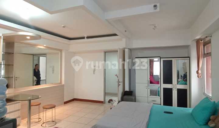 Disewakan Bulanan / Tahunan Apartemen Green Bay Type 2 BR di Renov Jd Studio Lantai Rendah Hook View Lapangan Tenis