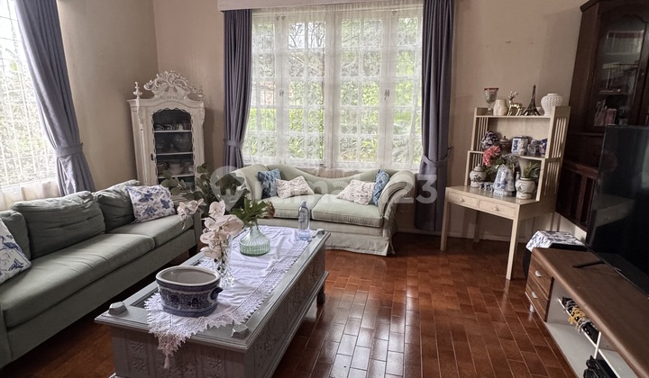 Rumah Nostalgic Classic & Estetik di Cirendeu. Cozy, Homey Ada Kolam Renang & Halaman Luas