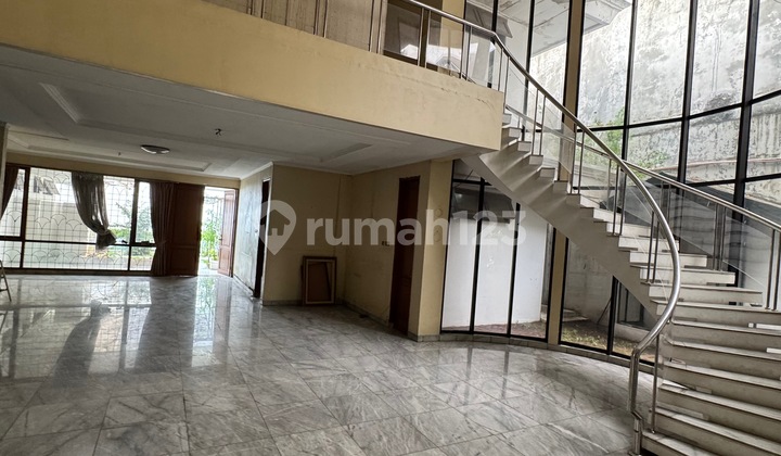 Rumah Strategis Menteng Jakarta Pusat Ada Kolam Renang,Parkir Luas, Backyard Cocok untuk Resto Rumah Strategis Menteng Jakarta Pusat Ada Kolam Renang,Parkir Luas, Backyard Cocok untuk Resto