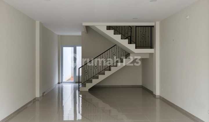 FOR RENT: NEWLY BUILT SHOPHOUSE IN CEMPAKA PUTIH, CENTRAL JAKARTA, LOCATED ON A MAIN ROAD FOR RENT: NEWLY BUILT SHOPHOUSE IN CEMPAKA PUTIH, CENTRAL JAKARTA, LOCATED ON A MAIN ROAD