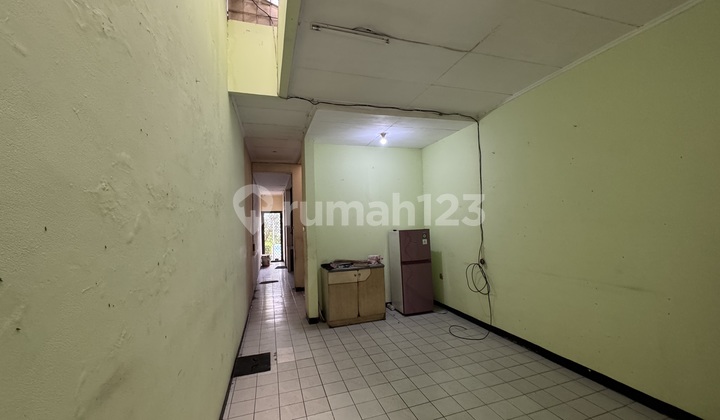 Strategic House in Menteng, Central Jakarta, with Swimming Pool, Ample Parking, Backyard Suitable for a Restaurant 2