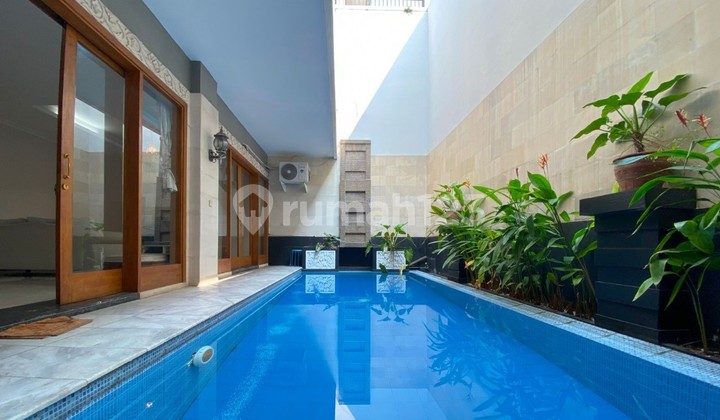 Rumah Super Mewah European Classic Jakarta Barat 2.5 LT. Ada Kolam Renang