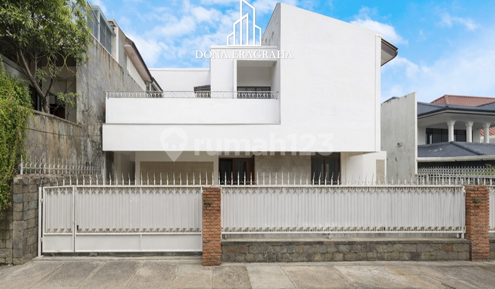 Rarely Are There Old Houses with Land Calculations in Darmawangsa, Kebayoran Baru