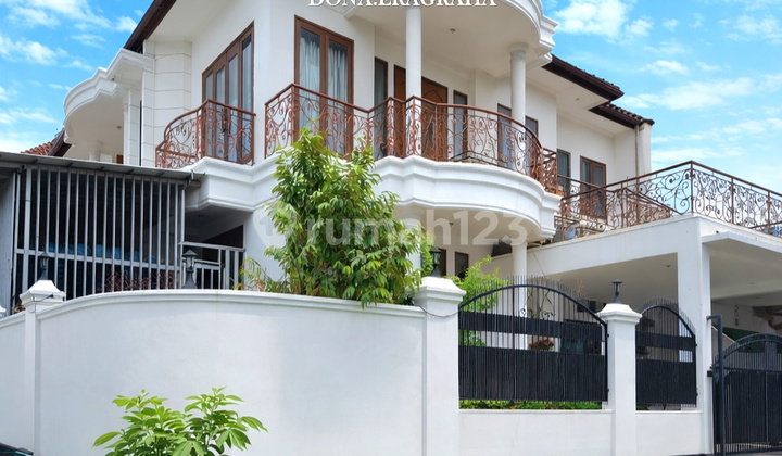 Beautiful House Ready to Live Wide Quiet Street in Veteran, South Jakarta