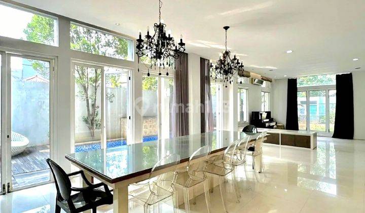 Turun Harga Rumah Modern Ada Kolam Renang di Pondok Indah 2