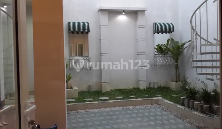 House for Sale in Manyar Rejo Near Untag Suitable for Office 2