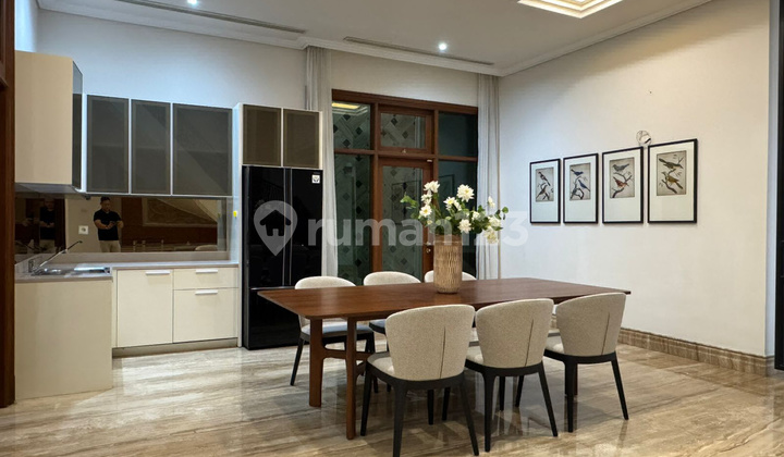 Disewakan Rumah Mewah Graha Family di Cluster Favorite Dekat Mall 2
