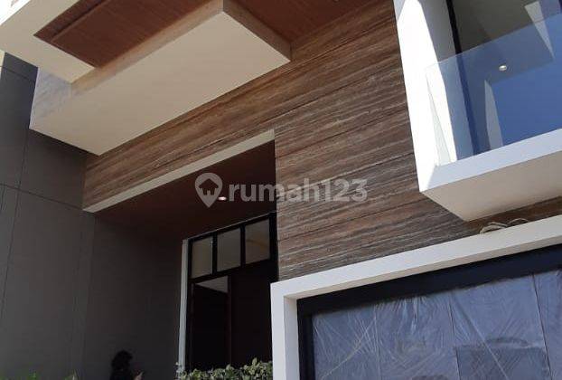 2.5 Lantai Split Level Rumah Pakuwon Indah Minimalis 2