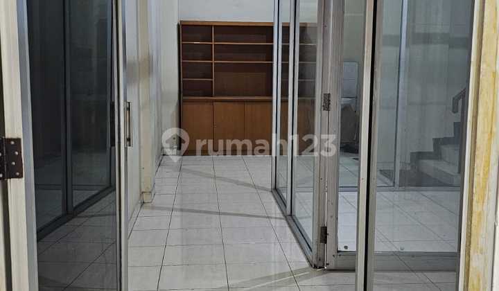 Strategic Building of Villa Bukit Mas Shop House, Well-Maintained Building 2