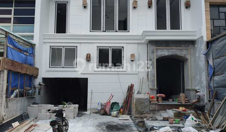 Gress Rumah Pakuwon Indah Cluster The Mansion 3.5 Lantai, American Modern