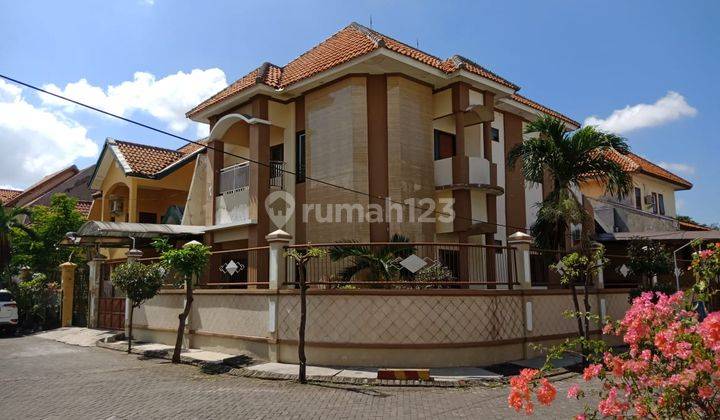 Rumah Hook Plafon Tinggi di Kebraon Indah Permai, Surabaya 1