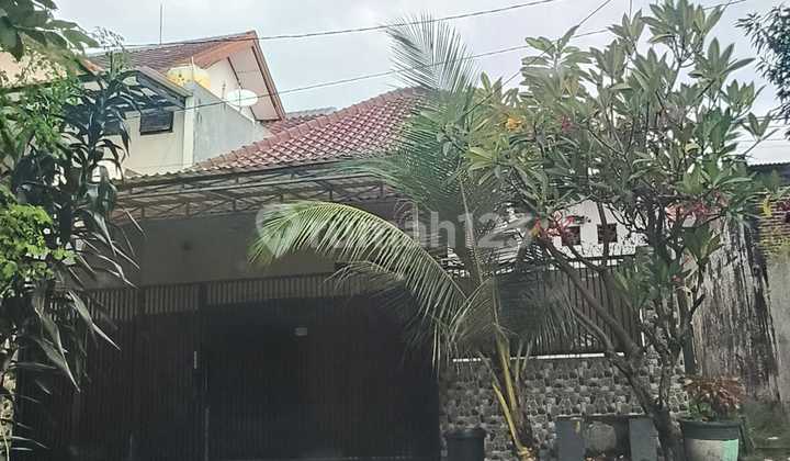 Terawat Bangunan 1.5 Lantai Rumah di Simpang Darmo Permai Selatan Terawat Bangunan 1.5 Lantai Rumah di Simpang Darmo Permai Selatan
