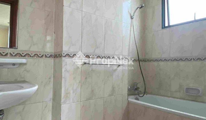 kamar mandi kondominium graha family regency