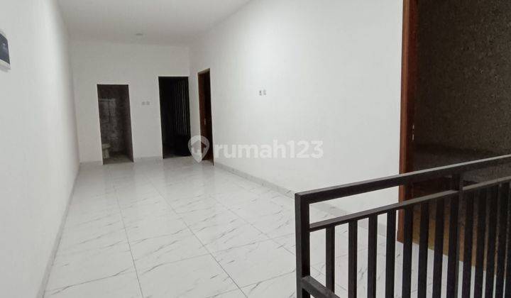 di Rumah baru minimalis super besar bangunannya full 3lantai taman palem lestari 2