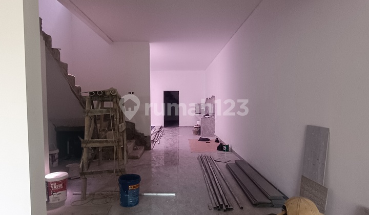 Citra Minimalis dengan Kolam Renang Dijual Rumah Kalideres