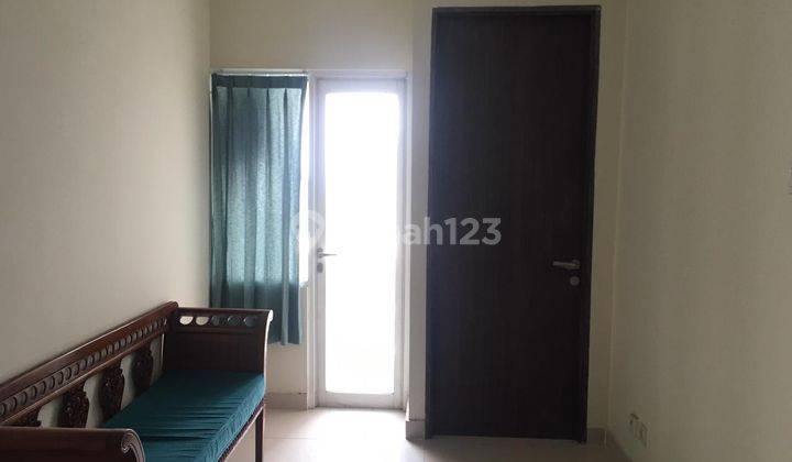 ruang keluarga unit 2 br apartemen grand