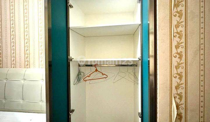 kamar tidur unit studio full furnished apartemen