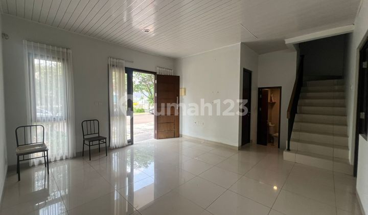 Burgundy Summarecon Bekasi. Rumah 2lt (8x13) Renov, Hadap Danau.  2