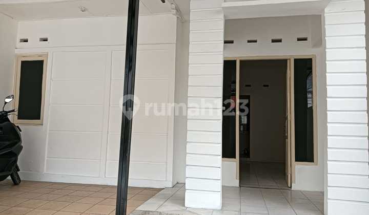 Nice House, Flood-Free and Strategically Located in Cipadu Elok Housing. 2