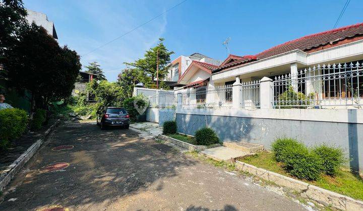 tampak depan  rumah pojokan hoek di bsi