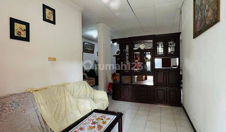 ruang tamu  rumah pojokan hoek di bsi