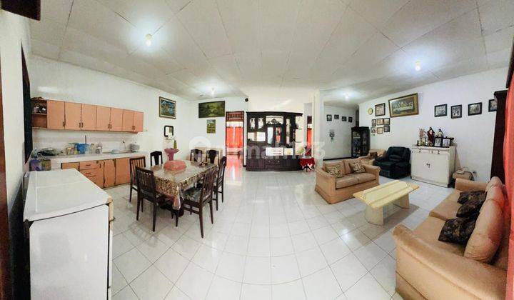 ruang keluarga  rumah pojokan hoek di bsi
