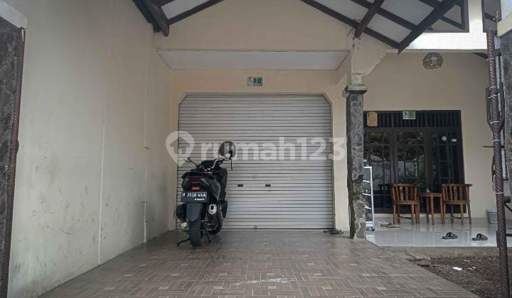 garasi/carport  rumah bagus sejuk halam luas