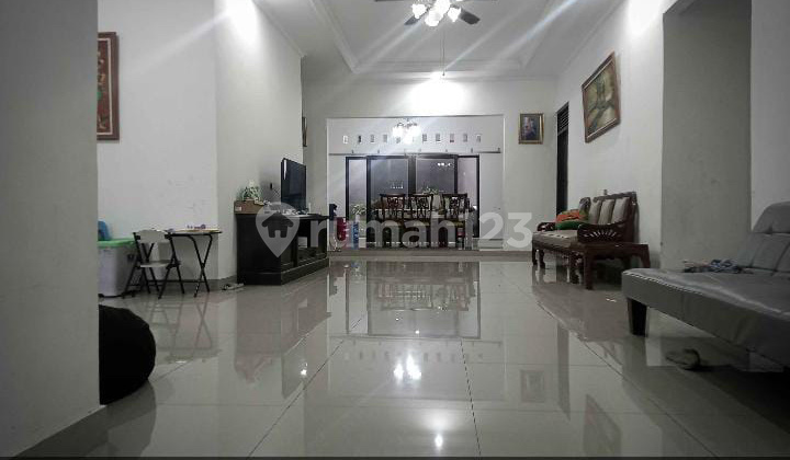 ruang keluarga  rumah bagus sejuk halam luas