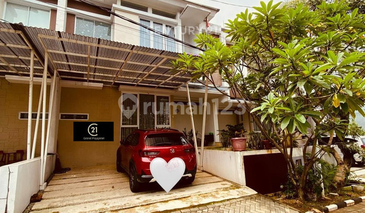 tampak depan rumah siap huni dekat akses