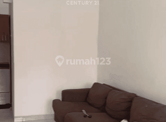 ruang tamu rumah 2 lantai dekat tol