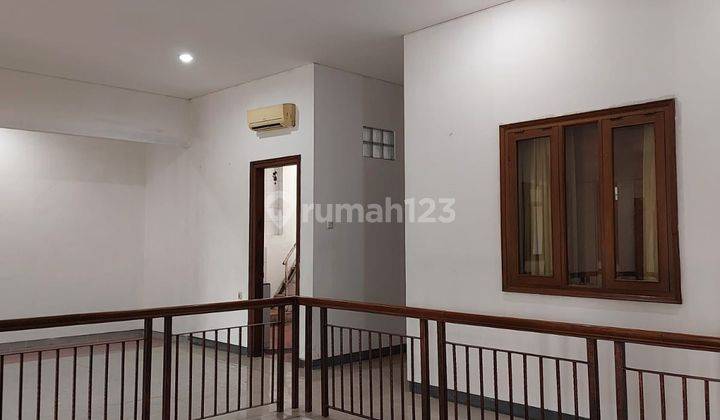 Rumah Strategis Luas di Panjaitan Semarang Tengah 2