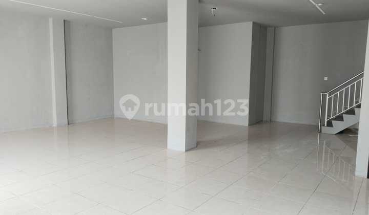 Ruko Premium Tengah Kota Siap Pakai di Jalan Stadion Selatan 2