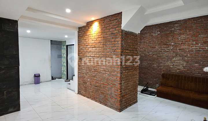 Rumah Hadap Selatan di Tonggoh, Geger Kalong Bandung