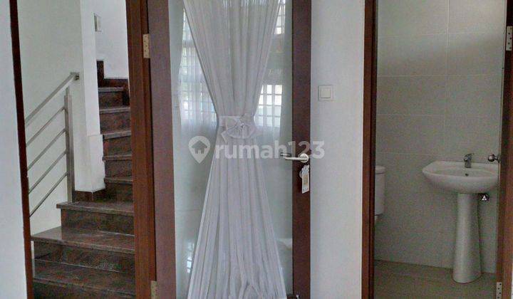 Rumah 2 Lantai semi furnished hadap Timur di Perum Taman Anggrek 2