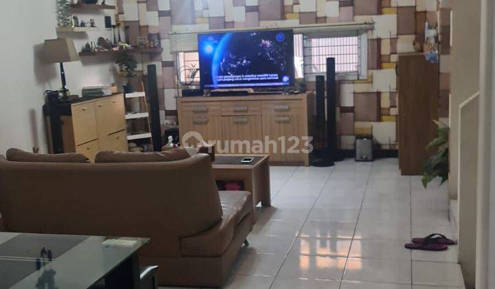 Rumah Bagus dan terawat 2 Lantai SHM hadap Utara di TKI 3 1