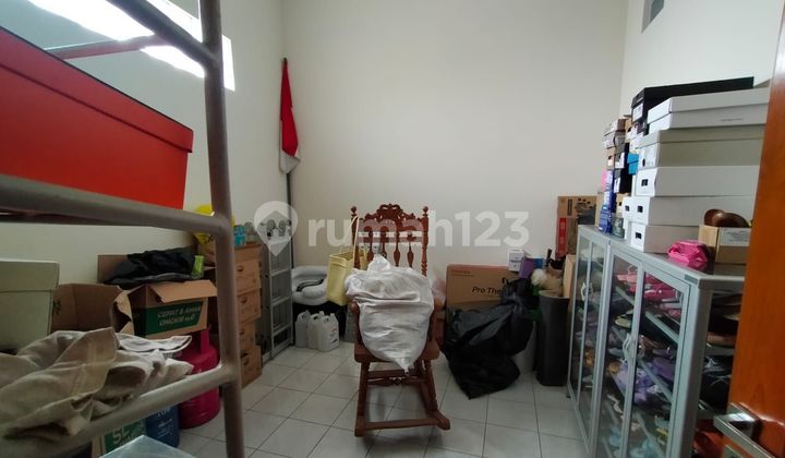 Rumah dengan halaman luas dibelakang hadap Barat di Mega Asri 2